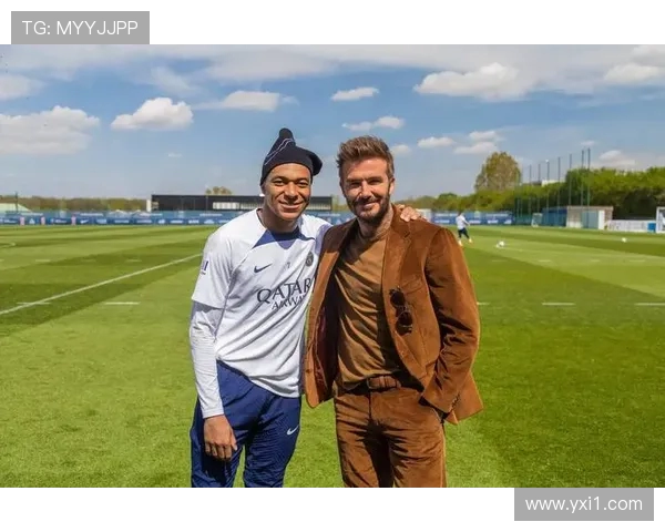 姆巴佩与体能教练理疗师合影鼓励努力康复展现坚定信念与决心